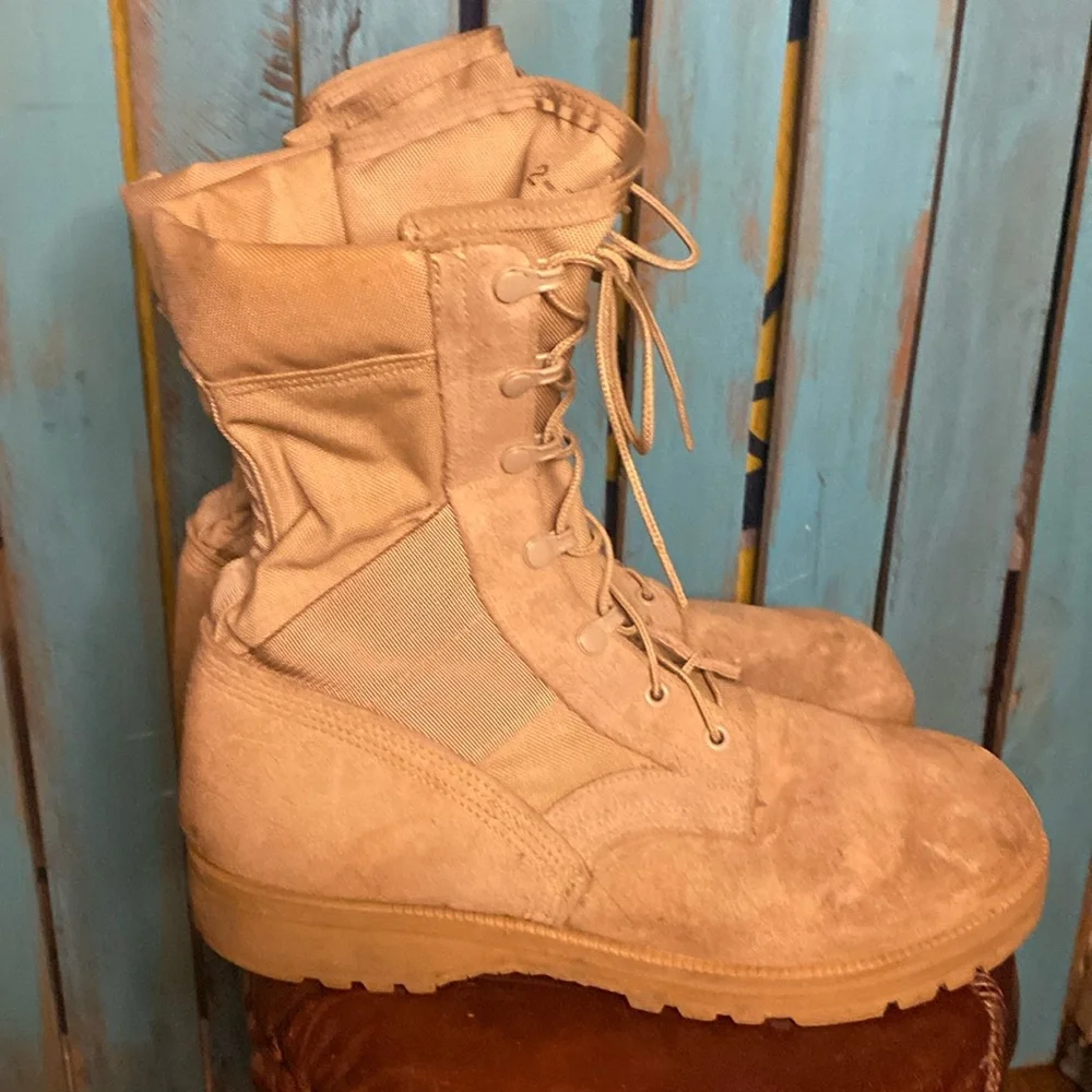 Wellco tan desert combat boots Vibram soles size 9.5 XW